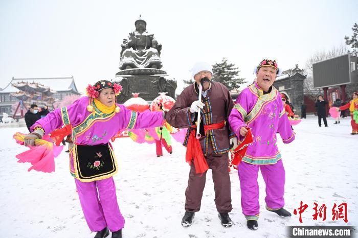 2月13日，秧歌隊在呼和浩特市大召廣場雪中起舞?！⑽娜A 攝