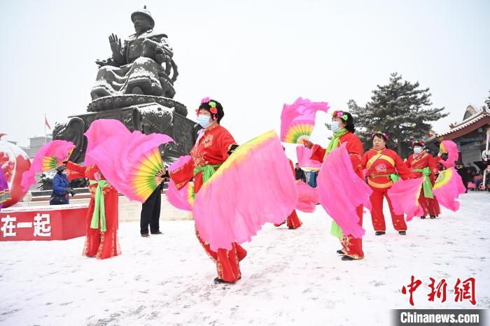 2月13日，秧歌隊在呼和浩特市大召廣場雪中起舞?！⑽娜A 攝