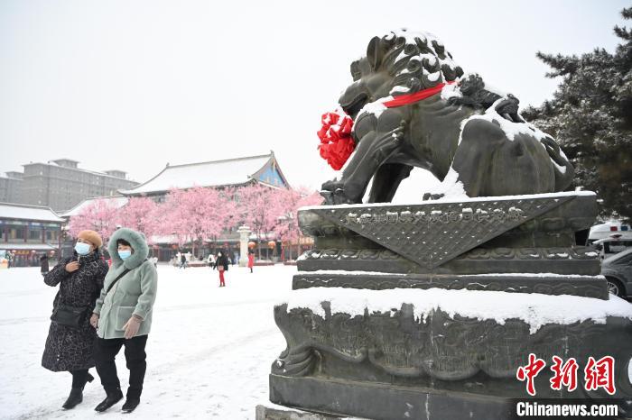 2月13日，民眾在呼和浩特市大召廣場雪中漫步?！⑽娜A 攝