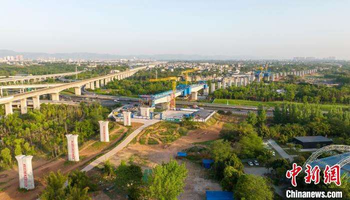 航拍正在建設(shè)的成都至自貢高速鐵路跨成都繞城高速公路連續(xù)梁施工現(xiàn)場。　劉忠俊 攝