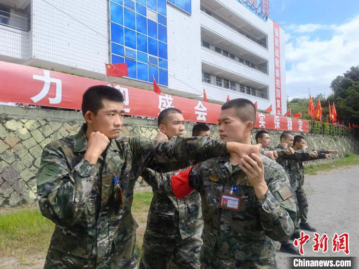 新兵尤云龍(左)不斷向一名合格軍人蛻變?！￡愴?攝