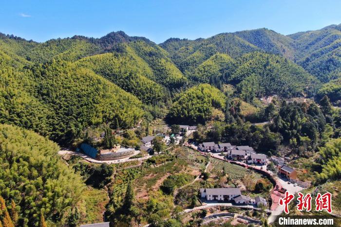 航拍江西井岡山市神山村，青山環(huán)繞，風(fēng)景秀美?！⒘?攝