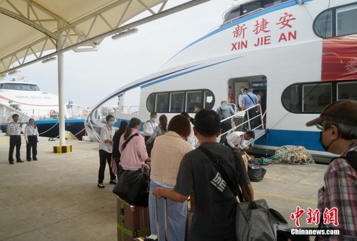 圖為乘客登船準備從廈門啟航前往金門。福建海事 供圖