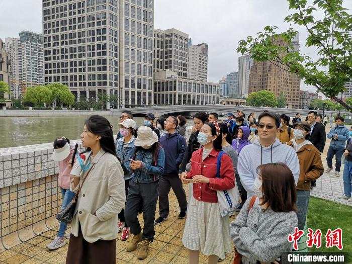 新階層人士走讀黃浦蘇州河沿岸?！》队畋?攝