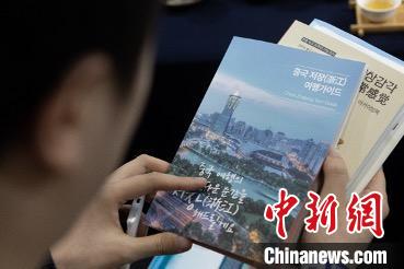 參展觀眾閱讀浙江文旅手冊(cè)?！《≌裾?攝