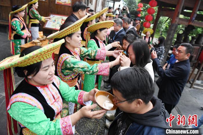 楓香瑤寨村民用攔門酒熱情迎接客人?！钊A峰 攝