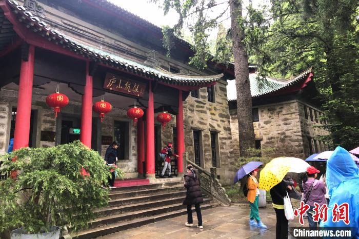 圖為在廬山抗戰(zhàn)博物館外，有不少等待參觀的游客?！蛆i泉 攝