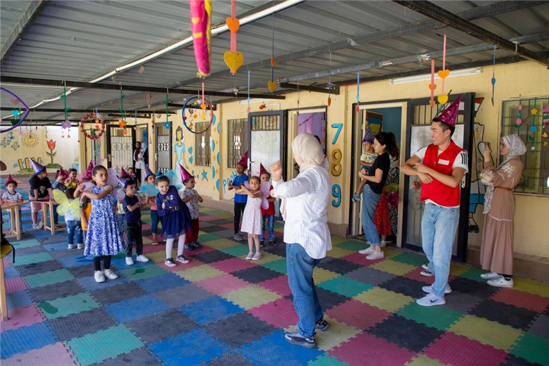 圖為中埃青年志愿者在埃及新開羅幼兒園開展“志愿服務伴成長，中埃攜手慶六一”活動。中建埃及分公司供圖