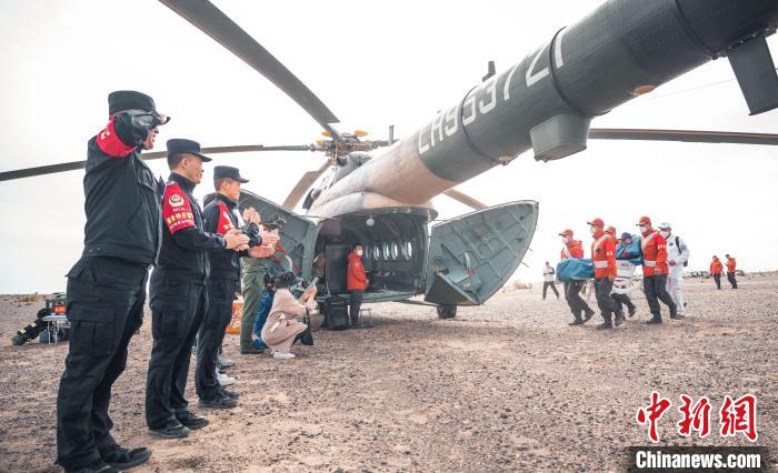 圖為阿拉善邊境管理支隊民警目送航天員登機離開?！缇?攝