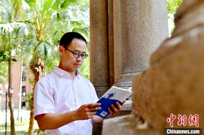 圖為福建師范大學(xué)教育學(xué)院臺灣教師陳昭志正在看書?！蚊?攝