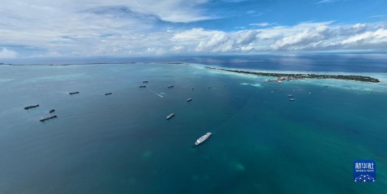 7月22日，中國海軍“和平方舟”號醫(yī)院船結(jié)束基里巴斯訪問，駛離塔拉瓦港。新華社發(fā)（桂江波 攝）