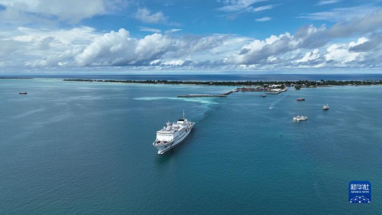 7月22日，中國海軍“和平方舟”號醫(yī)院船結(jié)束基里巴斯訪問，駛離塔拉瓦港。新華社發(fā)（桂江波 攝）