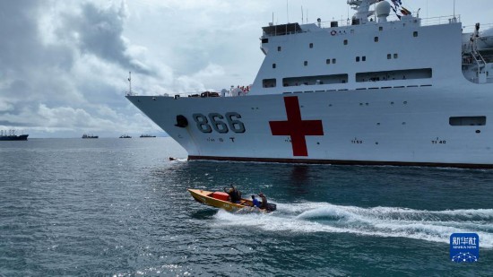 7月22日，中國海軍“和平方舟”號醫(yī)院船駛離塔拉瓦港途中，基里巴斯當(dāng)?shù)孛癖婑{船揮手告別。新華社發(fā)（桂江波 攝）