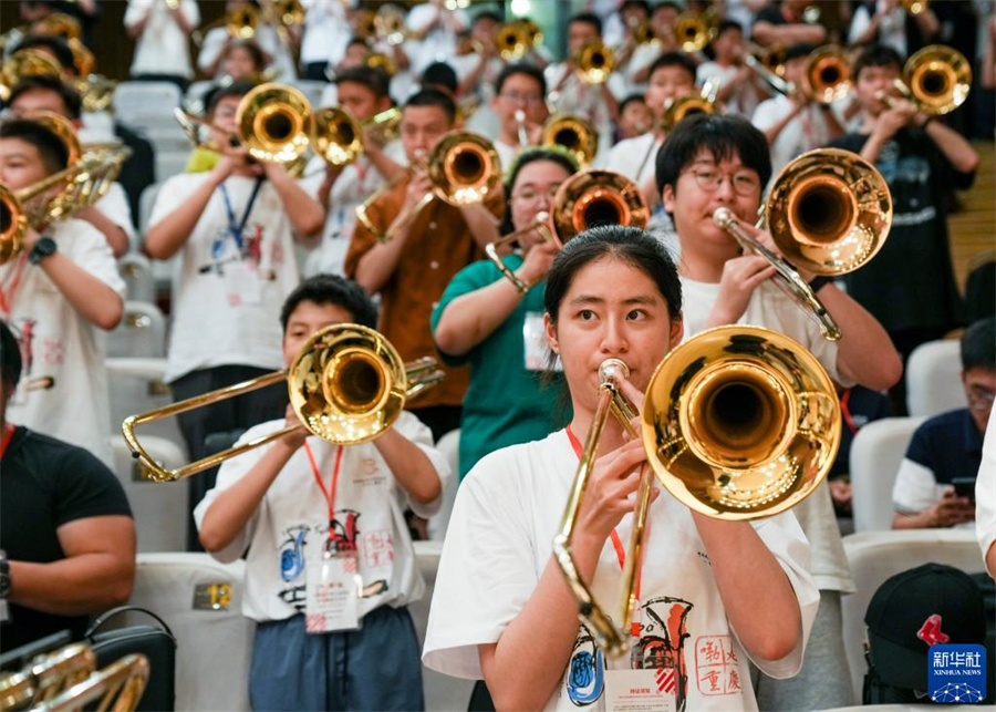 8月1日，在第九屆中國國際低音銅管藝術節(jié)的一場公益大師課上，低音銅管樂器愛好者在練習長號。新華社記者 劉潺 攝