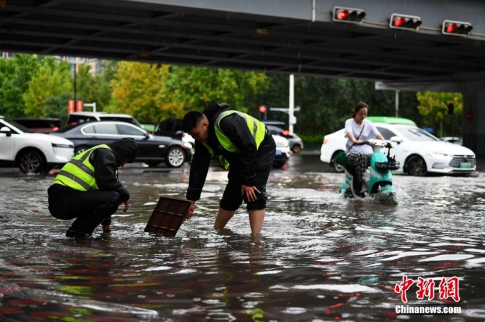 7月30日，河北省持續(xù)發(fā)布暴雨紅色預(yù)警信號。受今年第5號臺風(fēng)“杜蘇芮”殘余環(huán)流影響，7月28日以來，地處華北地區(qū)的河北省大部出現(xiàn)降雨。30日17時，該省氣象臺發(fā)布當(dāng)日第三次暴雨紅色預(yù)警信號。石家莊市城區(qū)不少區(qū)域積水嚴(yán)重，城管、環(huán)衛(wèi)、園林、市政等部門緊急出動，聯(lián)合疏堵保暢，筑牢防汛安全屏障。圖為石家莊裕華區(qū)城管局防汛隊員對沿街收水井進(jìn)行雜物清理，以保證排水暢通。翟羽佳 攝