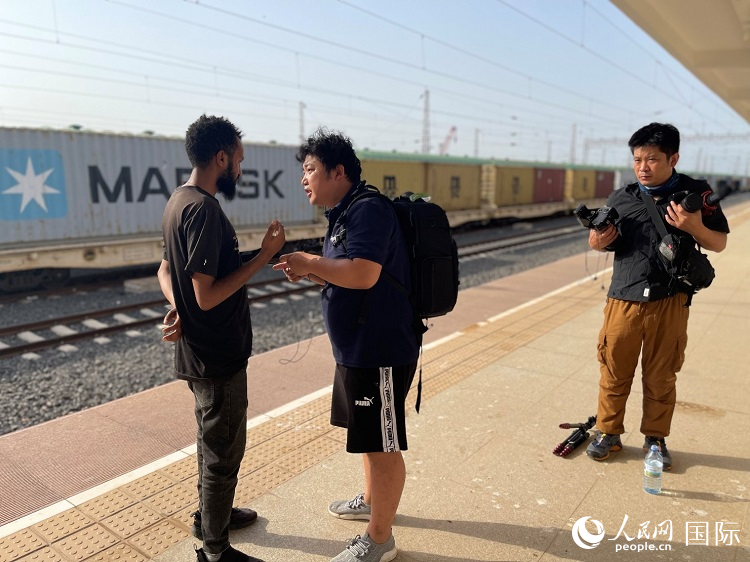 亞吉鐵路吉布提線工作人員介紹列車運營情況。人民網(wǎng)記者 趙艷紅攝