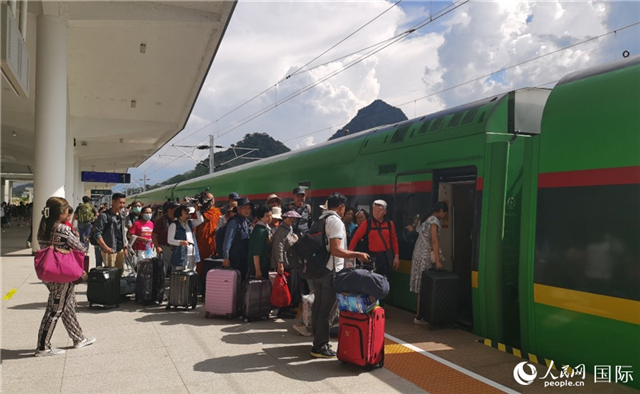 乘坐中老鐵路國(guó)際旅客列車(chē)的旅客在老撾瑯勃拉邦站排隊(duì)上車(chē)。人民網(wǎng)記者 杜明明攝