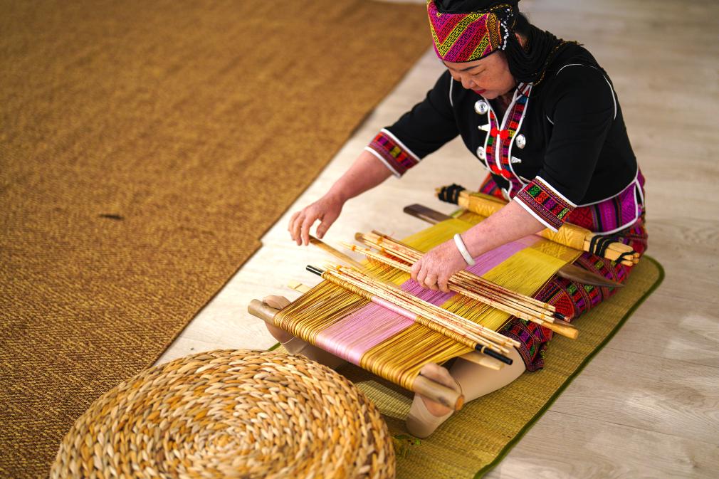 4月17日，黎族傳統(tǒng)紡染織繡技藝國家級代表性傳承人劉香蘭在2023年意大利米蘭設(shè)計周上展示黎錦織造技藝。新華社發(fā)