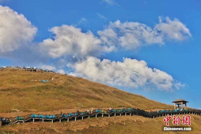 資料圖：圖為江西武功山高山草甸旁的登山步道，游客在登山。 劉力鑫 攝