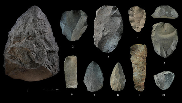 石制品 1.手斧 2、4、5.勒瓦婁哇石核（循環(huán)剝片法、優(yōu)先剝片法）3.勒瓦婁哇石葉石核 6.勒瓦婁哇石葉 7、8.勒瓦婁哇尖狀器 9.石葉 10.錐形石葉石核。中肯聯(lián)合考古隊(duì)供圖