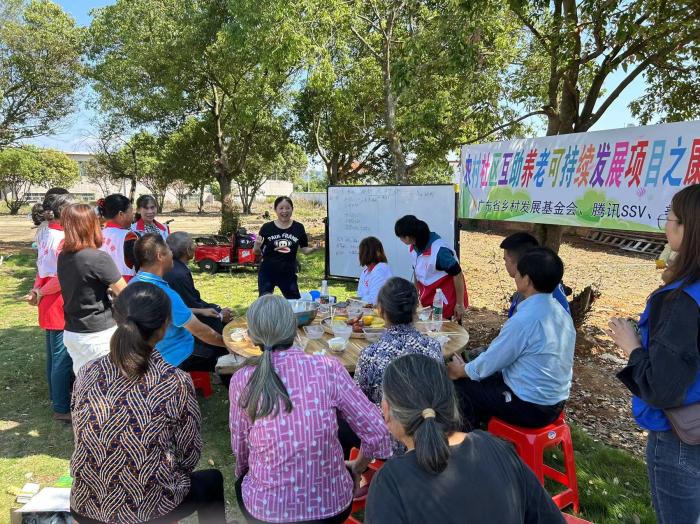 10月23日，廣東韶關(guān)農(nóng)村的互助養(yǎng)老探索，結(jié)合仁化縣董塘鎮(zhèn)新龍村的重陽節(jié)活動，將村支書、婦女主任、項(xiàng)目管理人員、新龍村助老員、村民志愿者、健康熱心的老人聚集在一起。 受訪者供圖