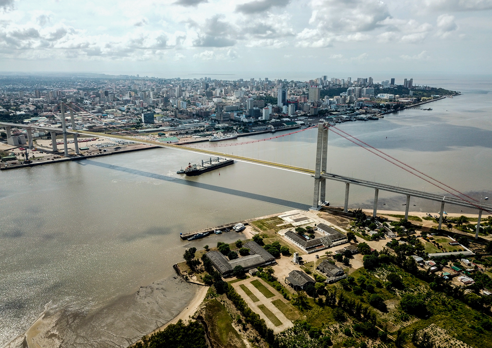 這是2019年4月8日在莫桑比克首都馬普托拍攝的馬普托大橋（無人機(jī)照片）。新華社記者 張宇 攝