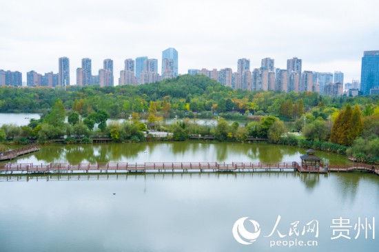 秋日時節(jié)，觀山湖公園景色美不勝收。人民網(wǎng) 陽茜攝