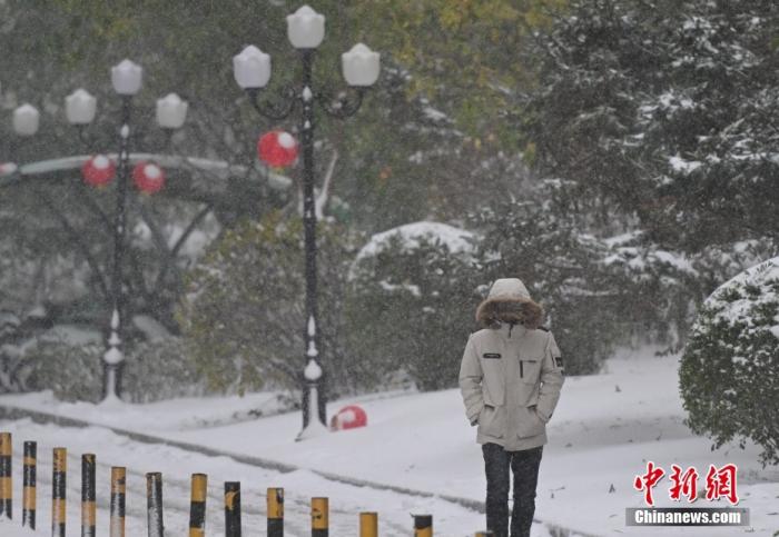 圖為市民在雪中出行。 <a target='_blank' href='/' ><p  align=