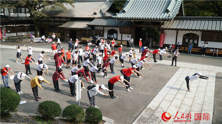 開跑前，中日青少年一起做熱身運動。人民網(wǎng) 蔣曉辰攝