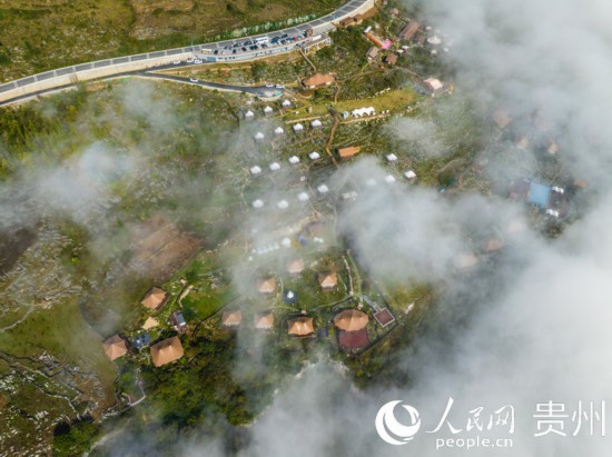 航拍掩映在晨間薄霧中的“花都里·化屋野奢度假營(yíng)地“。人民網(wǎng) 陽(yáng)茜攝