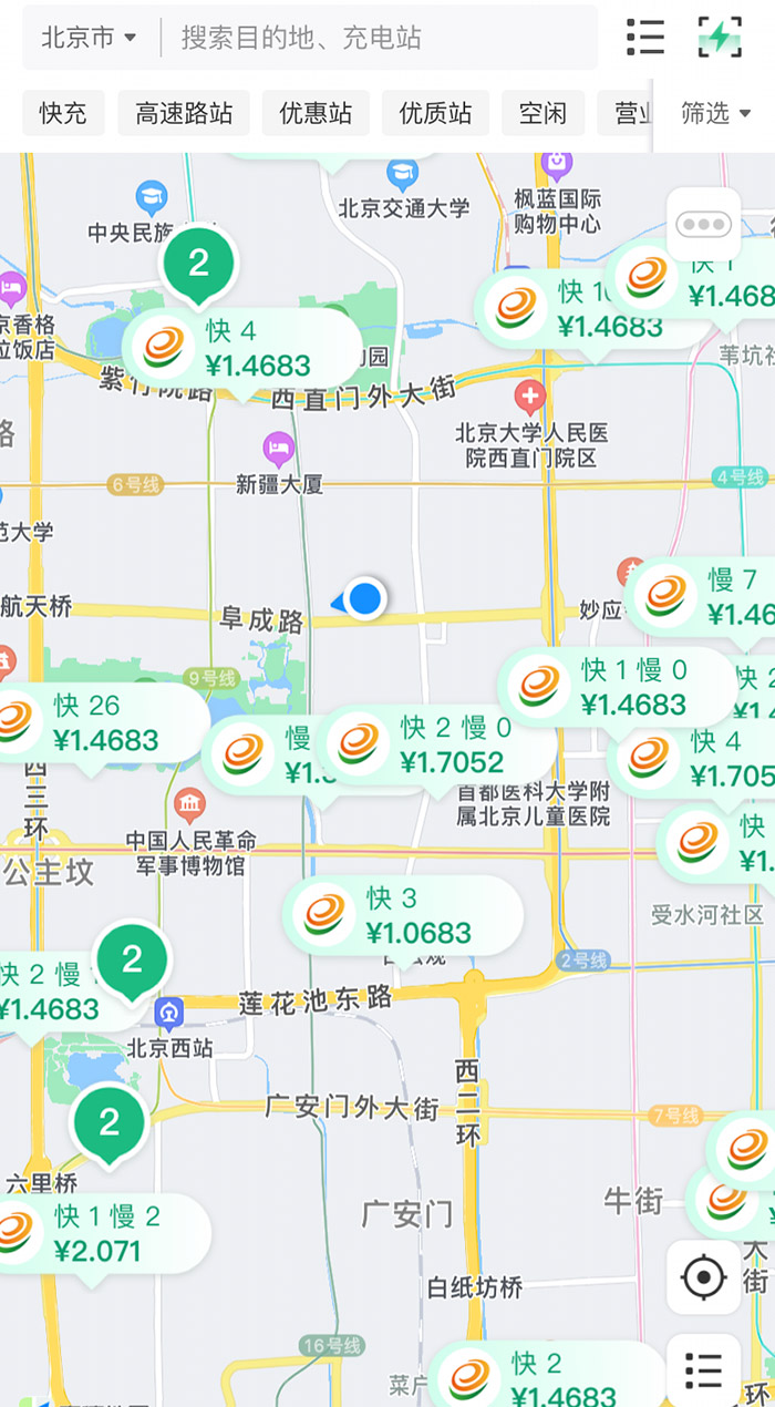 中新財經(jīng)查詢相關(guān)充電APP發(fā)現(xiàn)，電價平峰時段，快充樁的價格普遍在1.4元度左右。