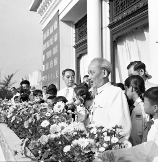 1960年5月13日，河內(nèi)市八萬(wàn)市民舉行盛大集會(huì)，歡迎周恩來總理。圖為胡志明主席、周恩來總理在大會(huì)主席臺(tái)上。