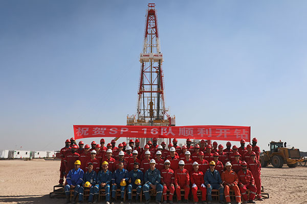 12月25日，中石化國工科威特分公司SINOPEC-16隊在科威特北部油區(qū)順利開鉆。中石化供圖