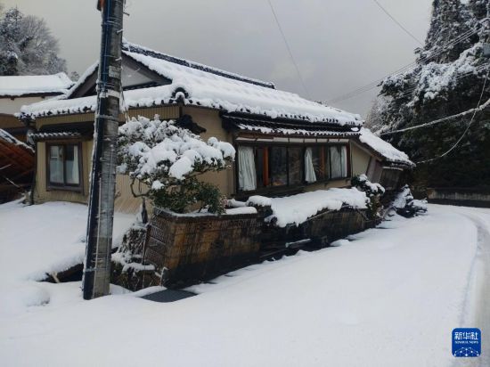 這是1月8日拍攝的日本能登半島地震災區(qū)珠洲市的街景。