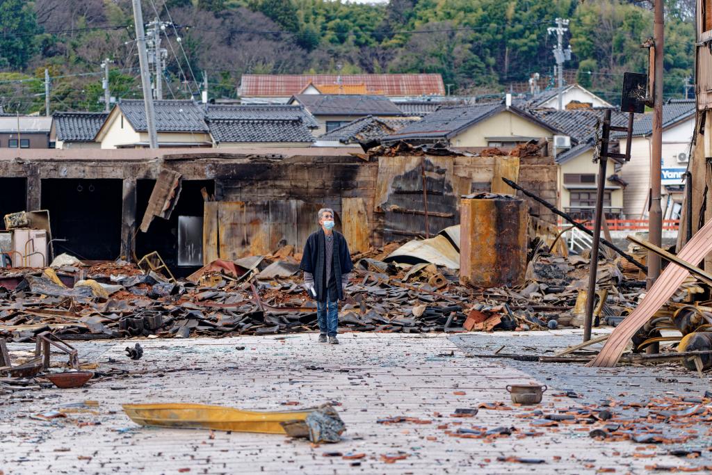 1月4日，一名市民查看日本石川縣輪島市“輪島早市”廢墟。新華社記者張笑宇攝