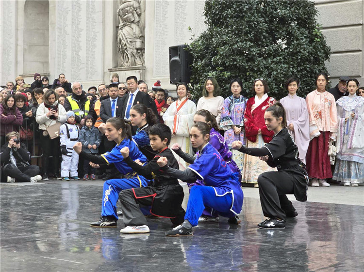 當?shù)匚湫g(shù)學院進行武術(shù)表演。張錫琪攝