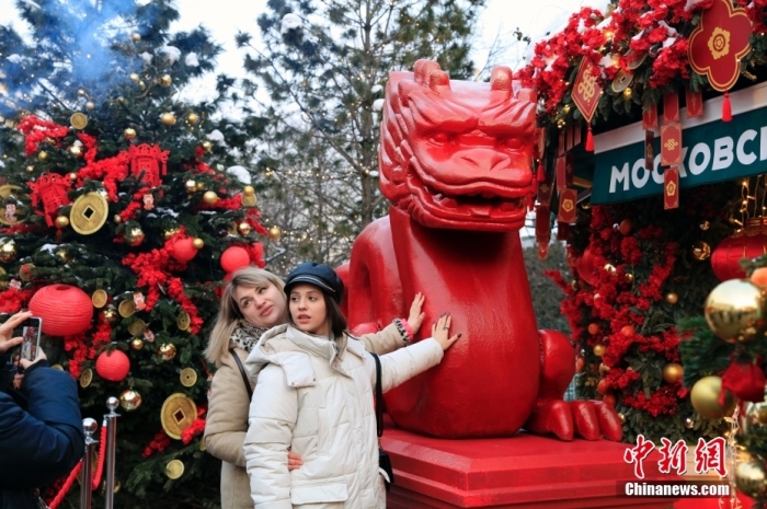 當(dāng)?shù)貢r間2月9日，中國農(nóng)歷新年慶祝活動啟動儀式在莫斯科市中心的卡梅爾格爾斯基巷舉行。中國駐俄大使張漢暉，俄羅斯外交部發(fā)言人扎哈羅娃，以及俄羅斯文化部和莫斯科市政府官員出席。慶?；顒訉⒊掷m(xù)至18日。圖為當(dāng)?shù)孛癖娫谔鼐S爾廣場與龍雕塑合影。