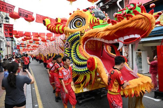 2月1日，由馬來西亞和中國的100多名青少年組成的舞龍隊(duì)在馬來西亞馬六甲市雞場街上共舞一條近200米的“長龍”。這是活動(dòng)現(xiàn)場的“長龍”。新華社記者程一恒攝