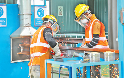 中企承建的馬東鐵項目創(chuàng)造就業(yè)機會超過1.8萬個，合作的當?shù)仄髽I(yè)超過1900家——為促進馬來西亞東西海岸互聯(lián)互通貢獻力量（共建“一帶一路”第一現(xiàn)場）