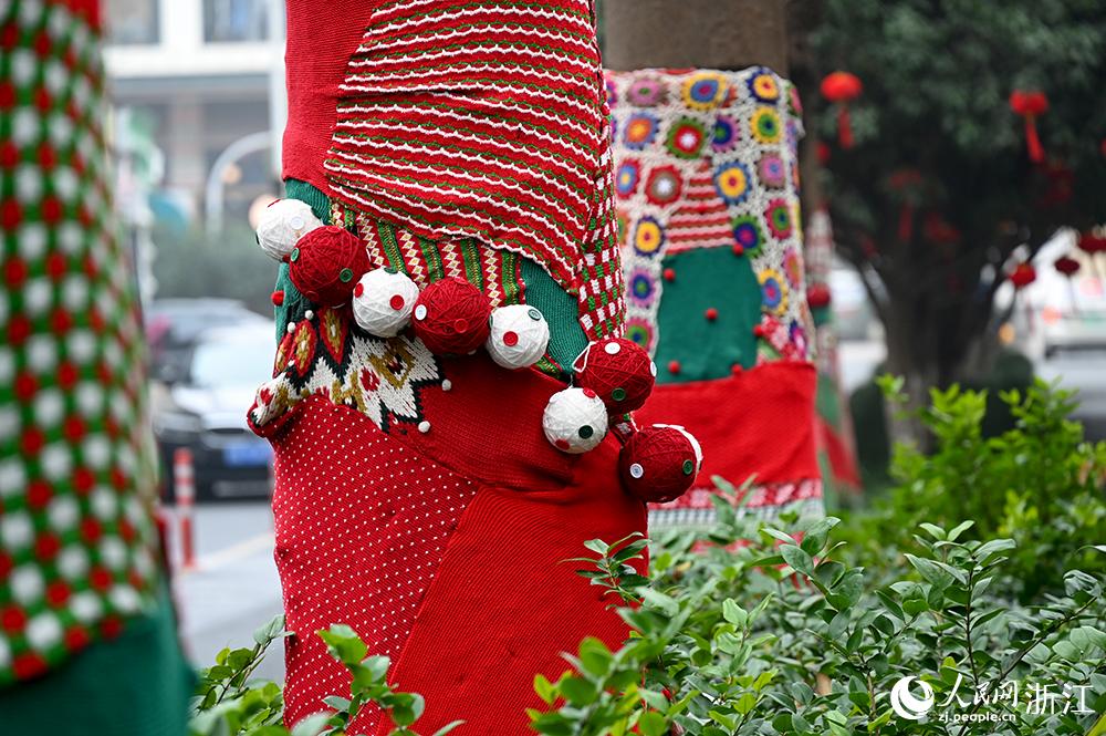 杭州市拱墅區(qū)獅虎橋路上的行道樹(shù)“穿”上了新裝。人民網(wǎng) 葉賓得攝