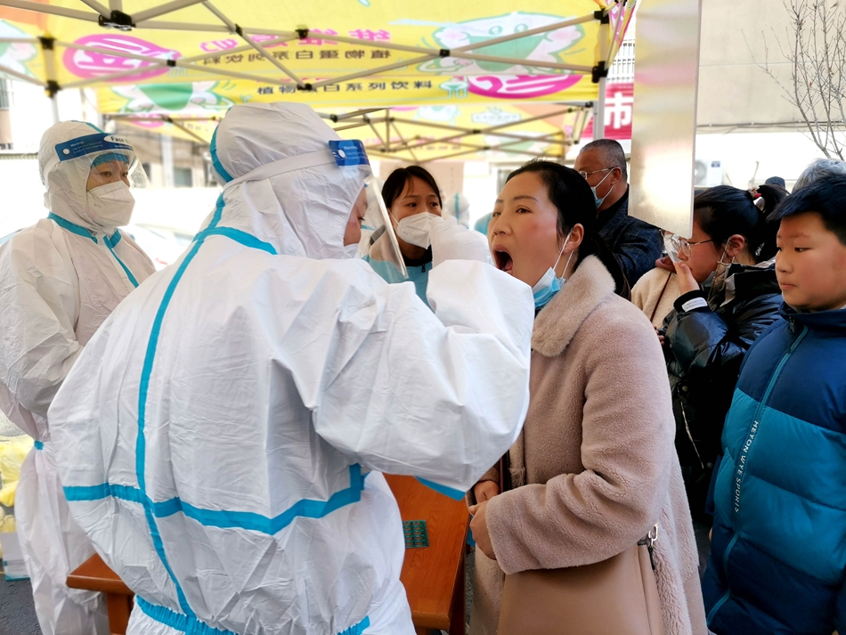 連云港贛榆區(qū)抽調(diào)近500名醫(yī)務(wù)人員開展核酸檢測。朱代桂攝