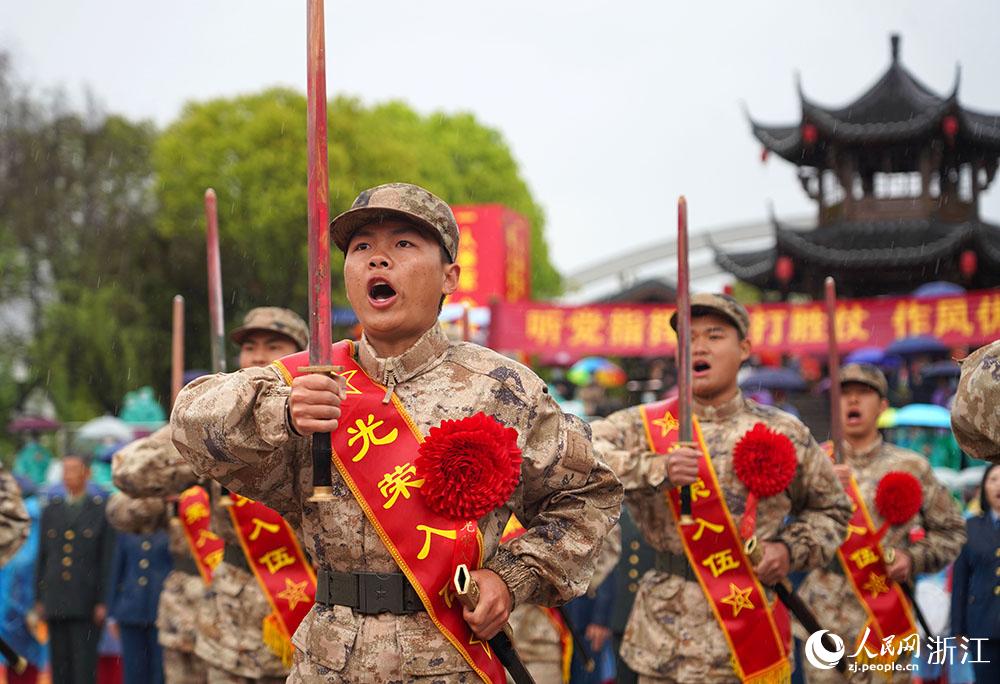 3月22日，新兵們高喊誓言、莊嚴亮劍。人民網(wǎng) 章勇濤攝