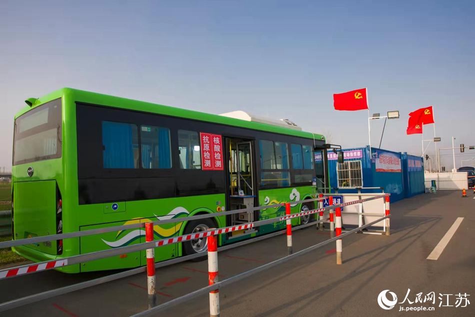 淮安市客總汽車(chē)運(yùn)輸有限公司調(diào)集兩部車(chē)況最佳“核酸采樣流動(dòng)車(chē)”，組建黨員“先鋒崗”。紀(jì)星名攝