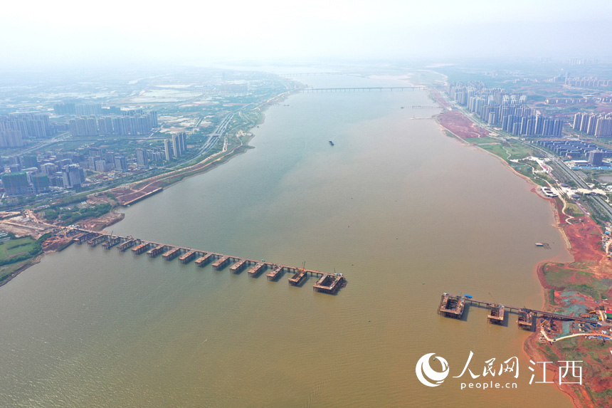 航拍九龍湖過江大橋，該橋是南昌第七座跨贛江通道。 人民網(wǎng) 時(shí)雨攝