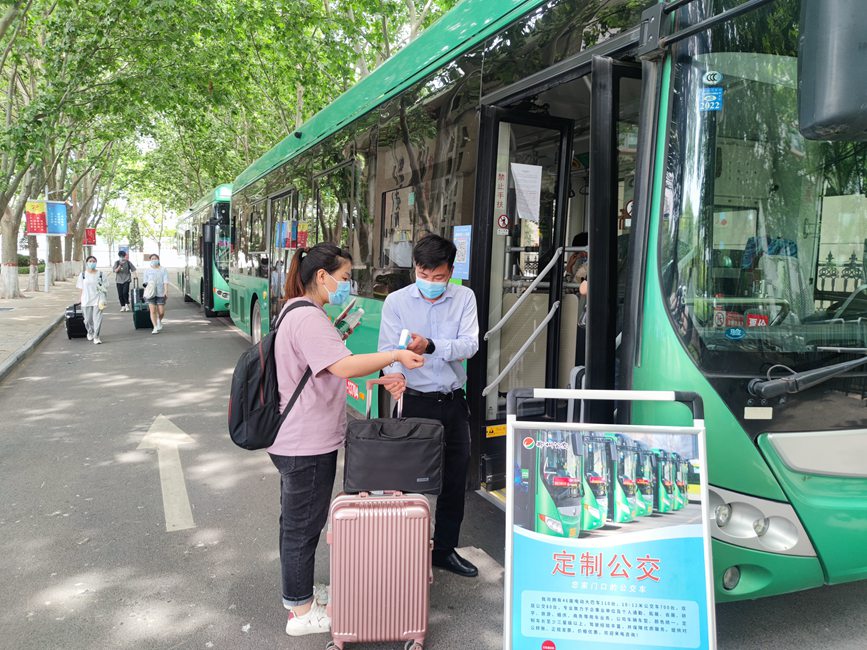 公交車從校園宿舍樓下出發(fā)，直達鄭州火車站和鄭州東站。崔晨攝