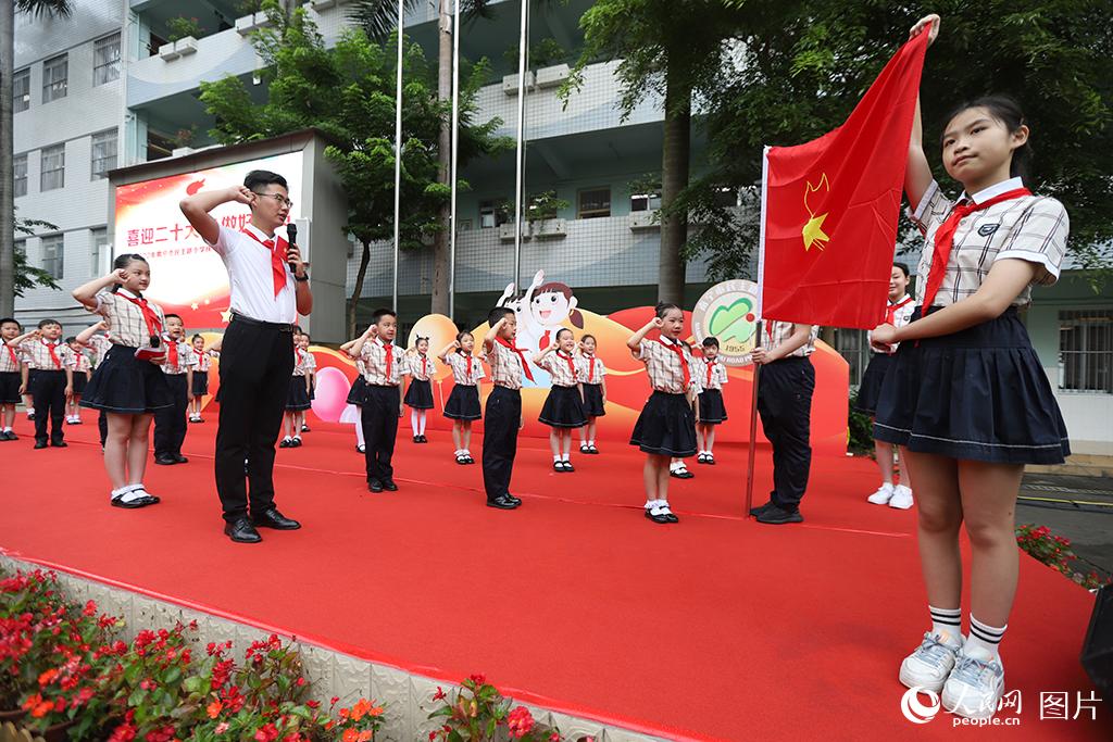 5月31日，在廣西壯族自治區(qū)南寧市民主路小學(xué)，學(xué)校大隊(duì)輔導(dǎo)員帶領(lǐng)少先隊(duì)員呼號。人民網(wǎng)記者 嚴(yán)立政攝