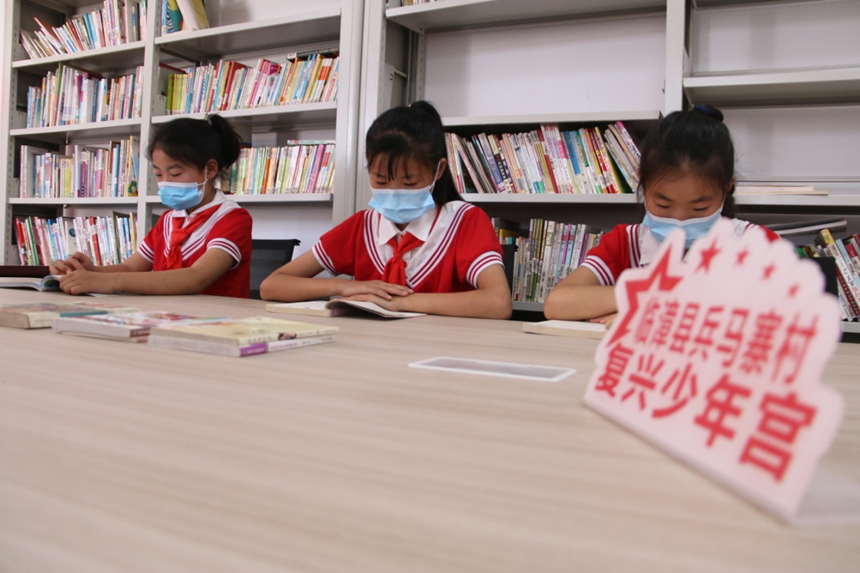 河北省臨漳縣柏鶴集鄉(xiāng)兵馬寨村復(fù)興少年宮，孩子們在閱覽室讀書。 申志好攝