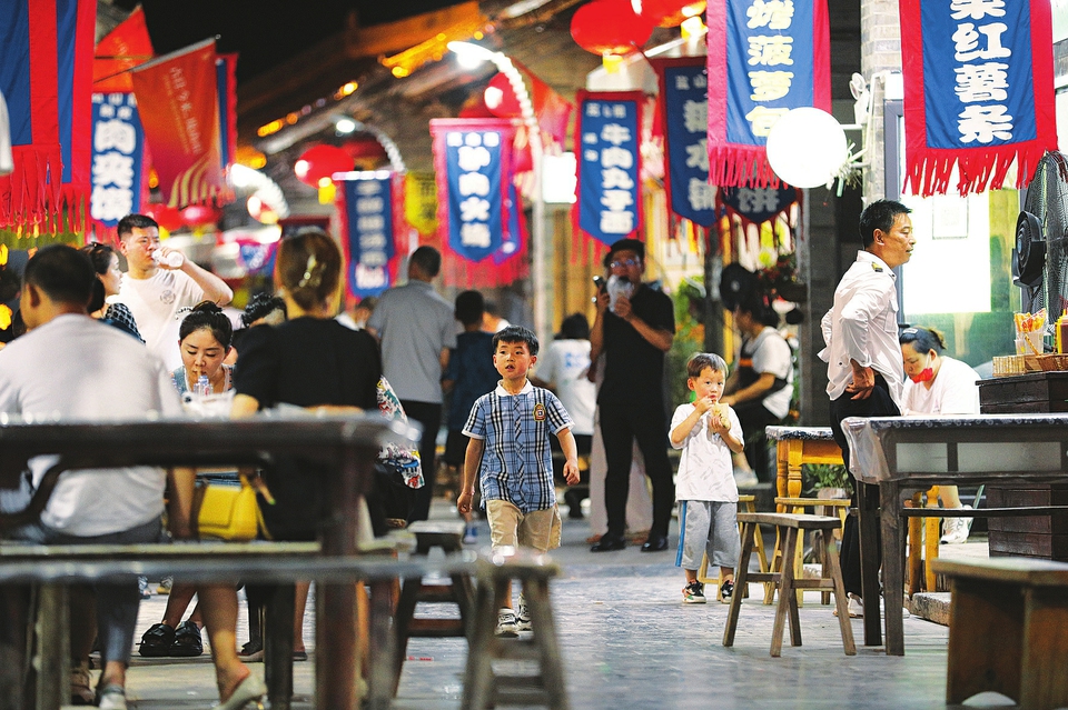  6月17日晚，游客在運(yùn)城市鹽湖區(qū)嵐山根運(yùn)城印象景區(qū)內(nèi)游玩。連日來(lái)，運(yùn)城市通過(guò)發(fā)放消費(fèi)券，培育夜購(gòu)、夜味、夜宿、夜玩、夜賞的消費(fèi)形態(tài)，迅速推動(dòng)消費(fèi)企穩(wěn)回暖，為經(jīng)濟(jì)發(fā)展注入強(qiáng)勁動(dòng)力。 金玉敏攝