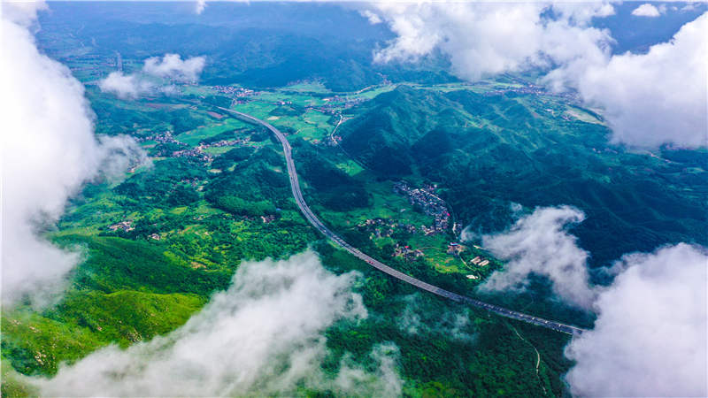 湖南省常寧市廟前鎮(zhèn)泉井村，云霧繚繞，青山蒼翠，公路蜿蜒，秀美如畫。周秀魚春攝