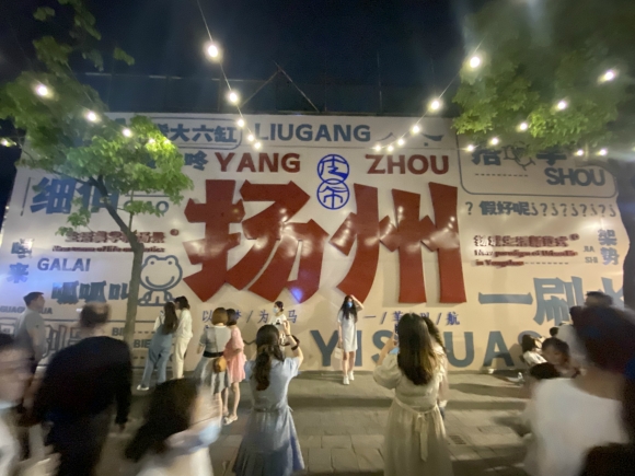 古運(yùn)河畔的皮市街充滿市井氣息。 人民網(wǎng) 張玉峰攝